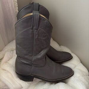 Rarely worn women’s ropers in great condition!